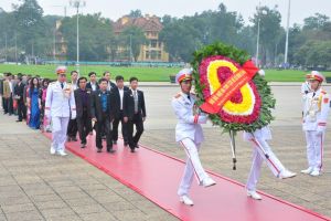 Đoàn đại biểu Làng Gốm cổ truyền Bát Tràng, Gia Lâm, Hà Nội tổ chức Lễ báo công và dâng hoa vào Lăng viếng Chủ tịch Hồ Chí Minh