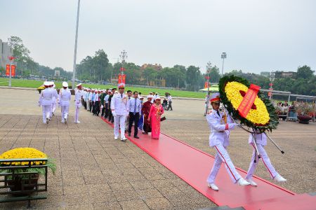 Đoàn đại biểu Người có công với cách mạng tỉnh Trà Vinh vào Lăng viếng Chủ tịch Hồ Chí Minh