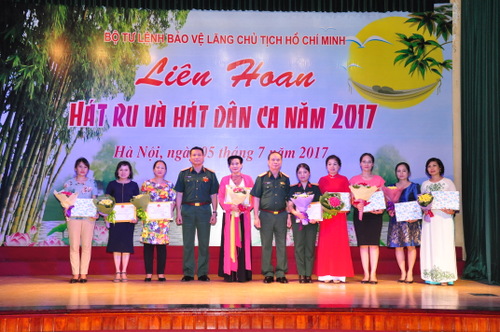 lien hoan hat ru 18