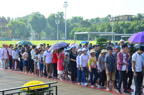 dong nguoi vao lang vieng bac