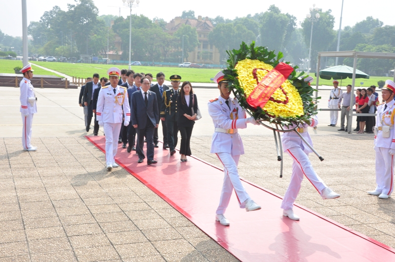 Đại sứ Đặc mệnh toàn quyền Hàn Quốc tại Việt Nam dâng hoa và vào Lăng