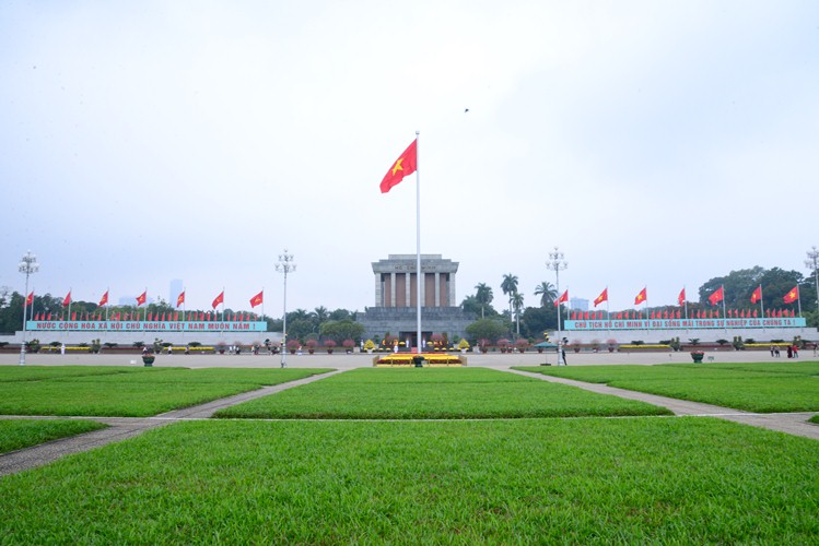 Lăng Chủ tịch Hồ Chí Minh Hãy đến với Lăng Chủ tịch Hồ Chí Minh để tìm hiểu thêm về vị lãnh tụ vĩ đại của dân tộc Việt Nam. Hình ảnh trong lăng rực rỡ sắc màu, kết hợp với câu chuyện đầy cảm hứng sẽ khiến bạn không thể rời mắt khỏi bức tranh lịch sử này.