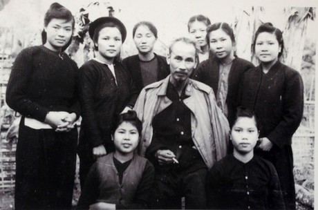 Những hình ảnh Bác Hồ cùng phụ nữ Việt Nam được tái hiện trong bức tranh sống động của chúng tôi. Đó là niềm tự hào và lòng biết ơn dành cho những người phụ nữ đã cùng chúng ta đóng góp hết sức trong các cuộc kháng chiến. Hãy đến với chúng tôi và chiêm ngưỡng sự kết hợp tuyệt vời giữa nghệ thuật và lịch sử!