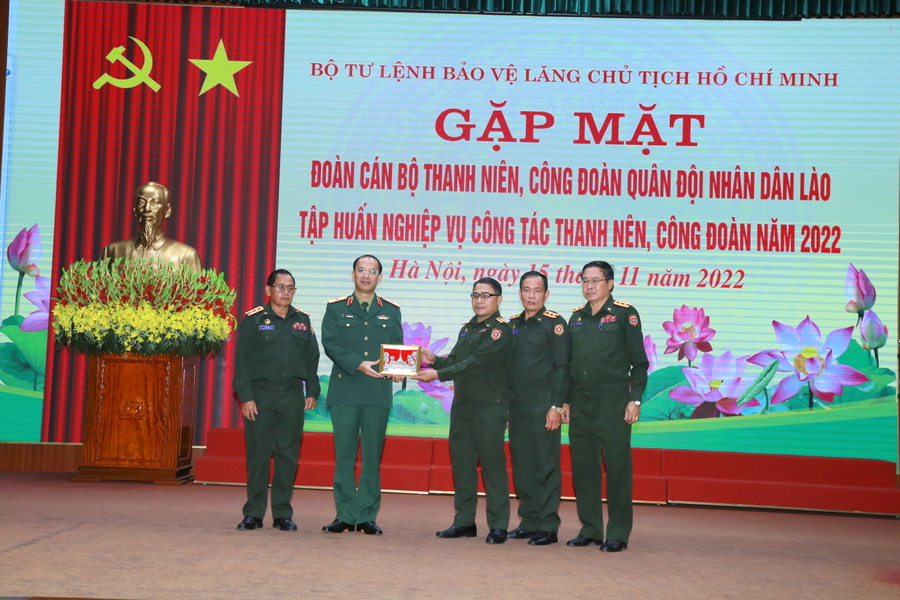 gap mat can bo lao 13