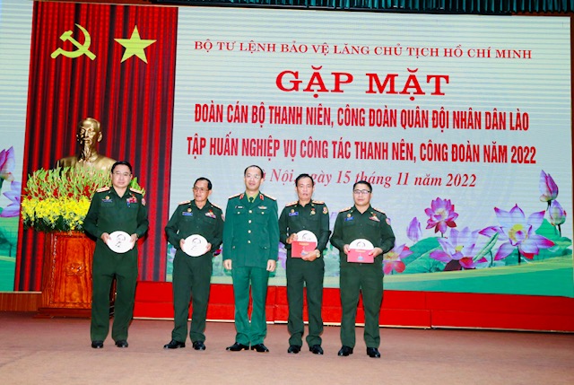 gap mat can bo lao 5