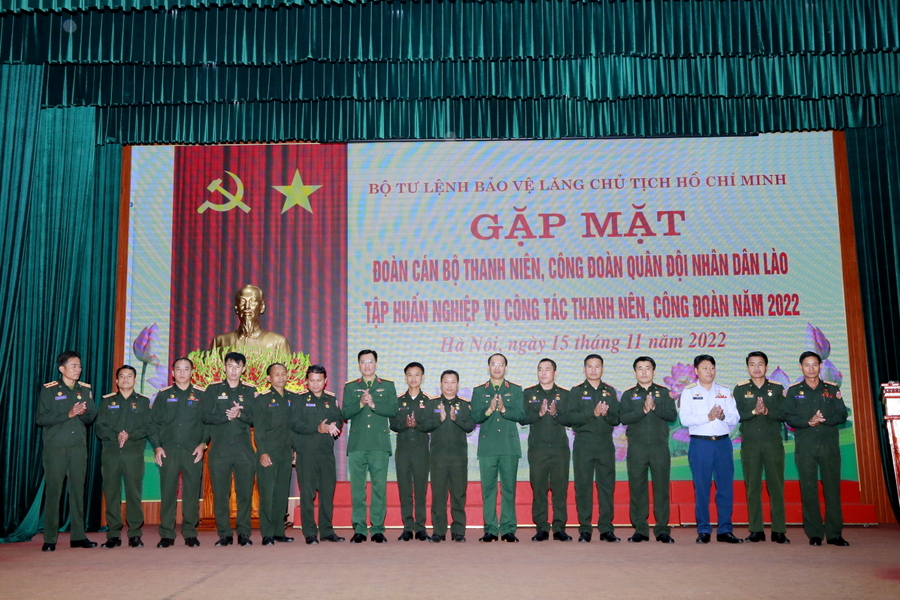 gap mat can bo lao 7