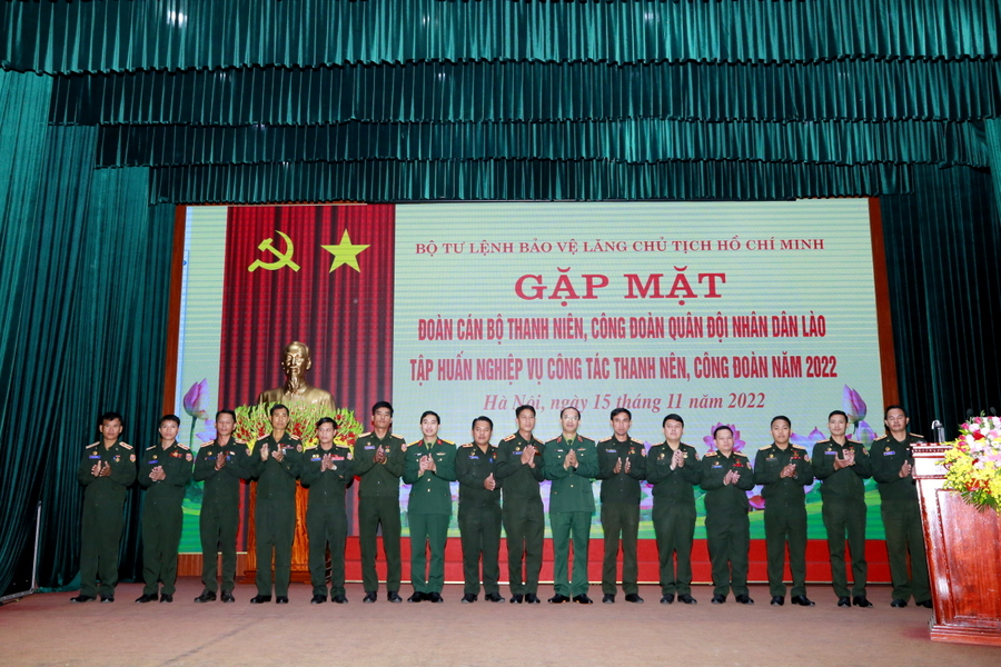 gap mat can bo lao 8