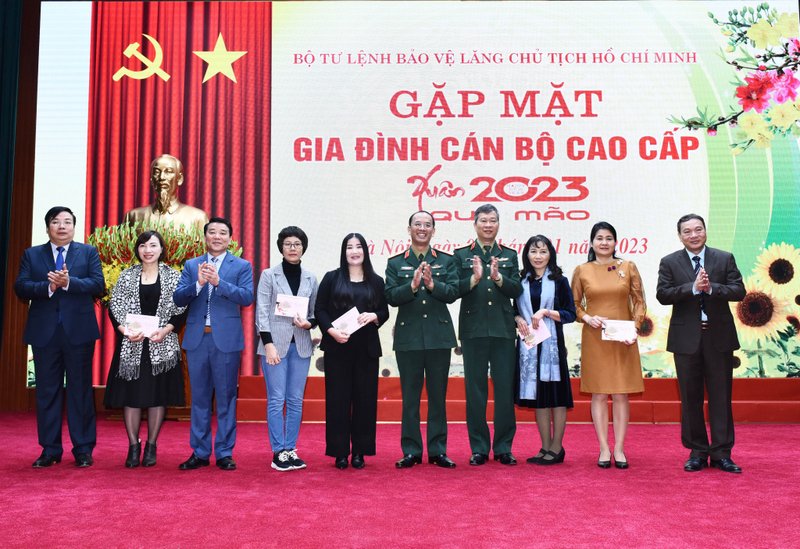 gap mat can bo cuoi nam 5