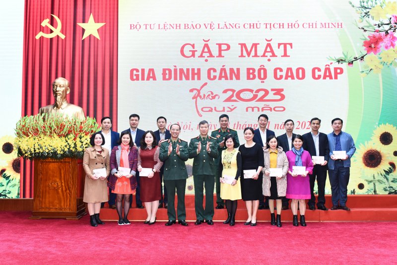 gap mat can bo cuoi nam 6