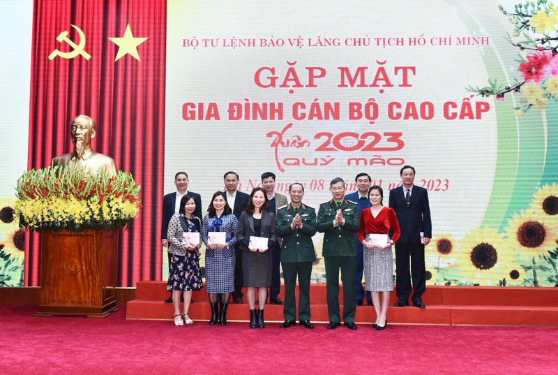 gap mat can bo cuoi nam 7