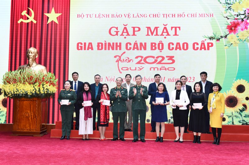 gap mat can bo cuoi nam 8