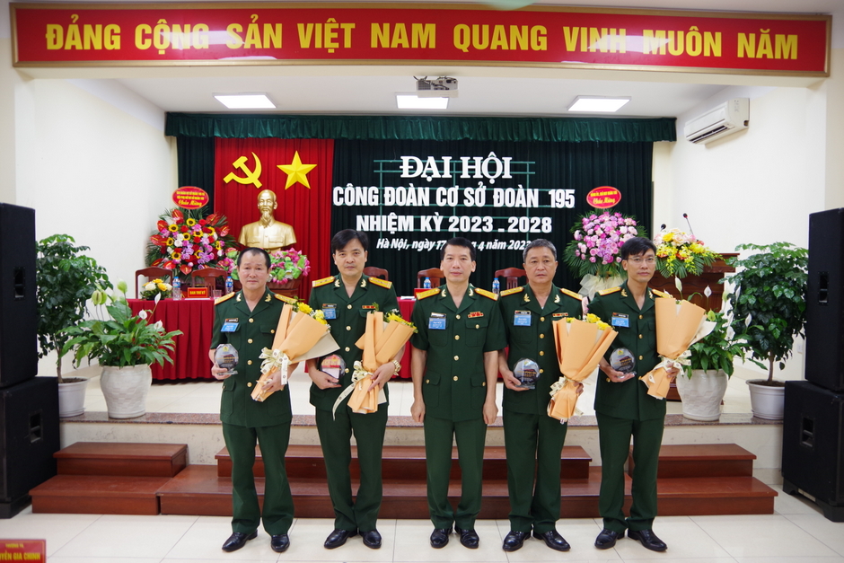 cong doan 195 vinh danh