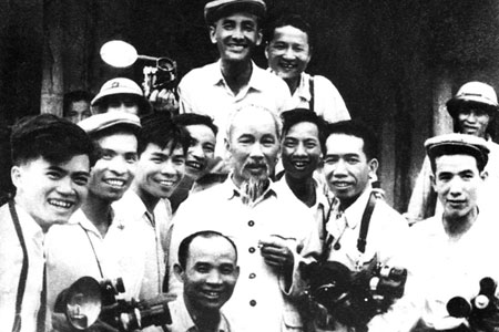 Điện ảnh cách mạng kể lại những câu chuyện đầy ý nghĩa và minh chứng cho tình yêu của Hồ Chí Minh dành cho dân tộc và đất nước. Trong những bức ảnh này, Hồ Chí Minh xuất hiện với vẻ ngoài trầm mặc và suy tư, thể hiện tình yêu và sự quan tâm đặc biệt của người lãnh đạo cách mạng đối với nhân dân Việt Nam.