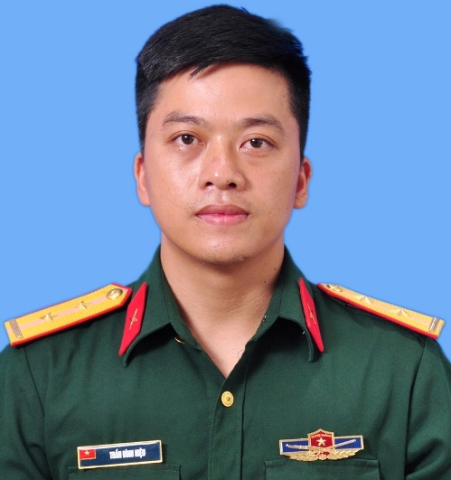 Trung úy QNCN Trần Đình Hiệu đã chinh phục nhiều thử thách và trở thành người hùng đáng kính trong mắt mọi người. Hãy xem hình ảnh của anh để được cảm nhận những thăng trầm trong sự nghiệp của một chiến sĩ.