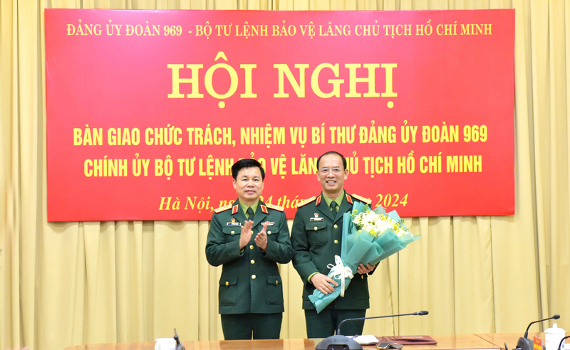 ban giao chinh uy tang hoa