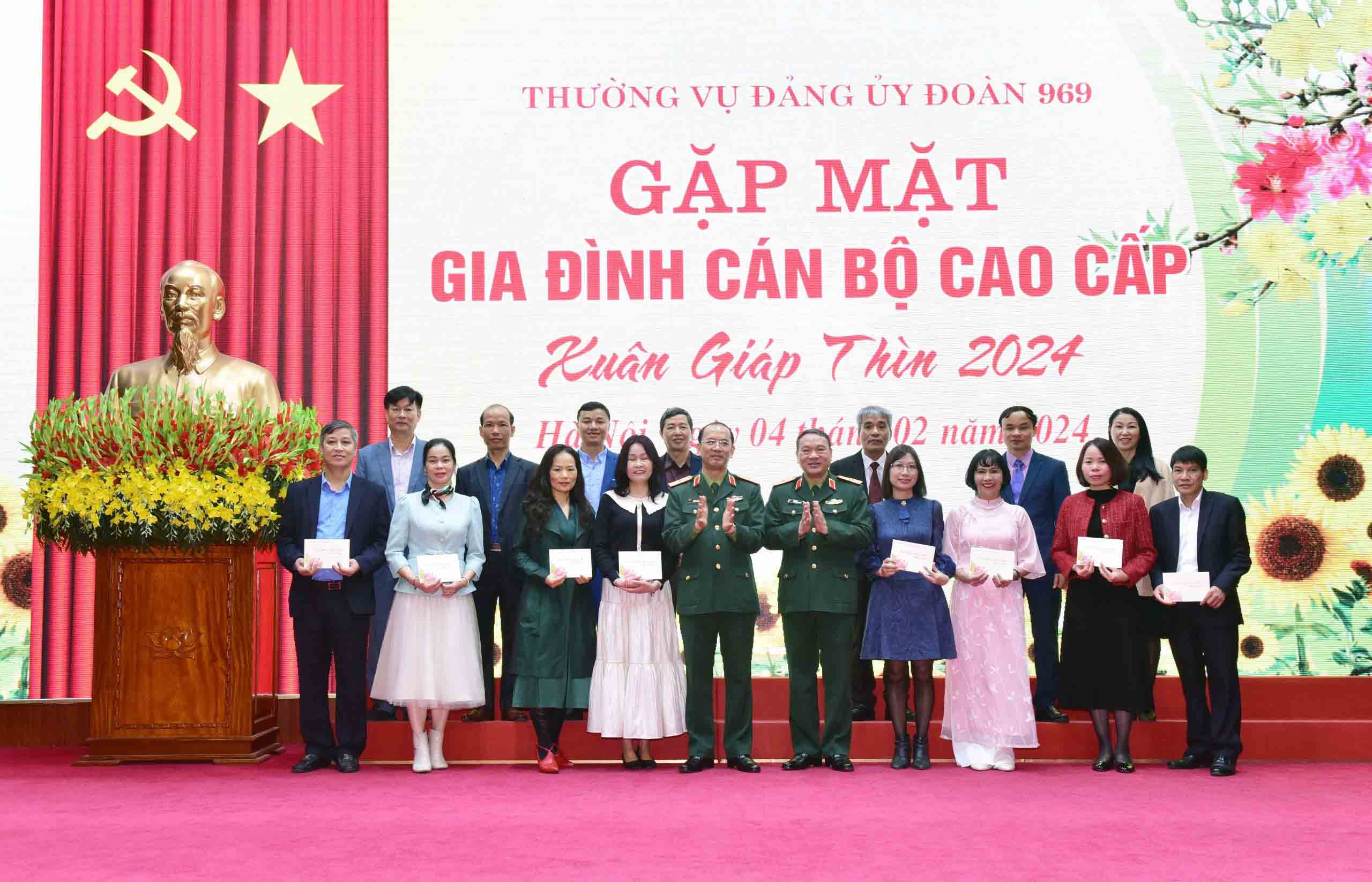 gia dinh can bo doan vien 2