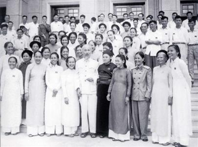 Chủ tịch Hồ Chí Minh và các đại biểu nữ tại Đại hội đại biểu toàn quốc lần thứ III