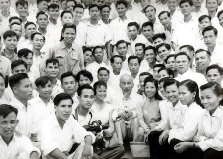 Chủ tịch Hồ Chí Minh với các nhà báo năm 1960.