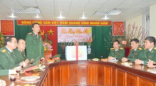 lanh-dao-ban-quan-ly-lang-chuc-tet-5