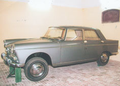 Chiếc xe Peugeot 404.