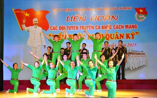 lien-hoan-cac-ca-khuc-cach-mang-bqllang-gov-vn-2