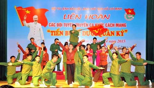 lien-hoan-cac-ca-khuc-cach-mang-bqllang-gov-vn-6