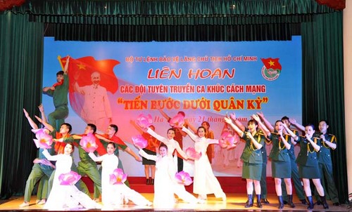 lien-hoan-cac-ca-khuc-cach-mang-bqllang-gov-vn-7