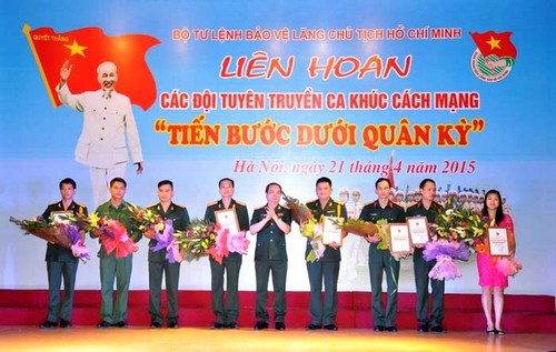 lien-hoan-cac-ca-khuc-cach-mang-bqllang-gov-vn-9