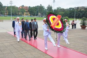 Bộ trưởng Bộ Khách sạn và Du lịch Myanmar dâng hoa và vào Lăng viếng Chủ tịch Hồ Chí Minh