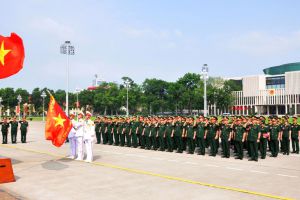 Đoàn đại biểu Cơ quan Tổng cục Chính trị Quân đội nhân dân Việt Nam báo công dâng Bác