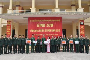 Các tổ chức quần chúng Bộ Tư lệnh Bảo vệ Lăng và Ngân hàng TMCP Quân đội thăm, tặng quà và giao lưu với chiến sỹ mới Đoàn 285