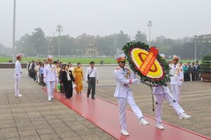 Đoàn Người có công với cách mạng tỉnh Cà Mau  dâng hoa và vào Lăng viếng Chủ tịch Hồ Chí Minh