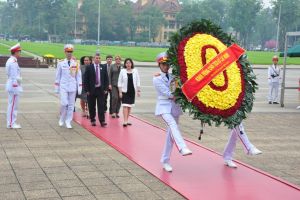Bộ trưởng Bộ Truyền thông Cuba  dâng hoa và vào Lăng viếng Chủ tịch Hồ Chí Minh