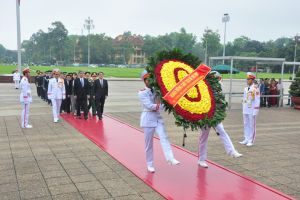 Đoàn Bộ trưởng Quốc phòng Nhật Bản dâng hoa, vào Lăng viếng Chủ tịch Hồ Chí Minh và tưởng niệm các Anh hùng liệt sỹ