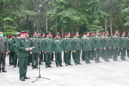 Viện Lịch sử quân sự Việt Nam báo công dâng Bác
