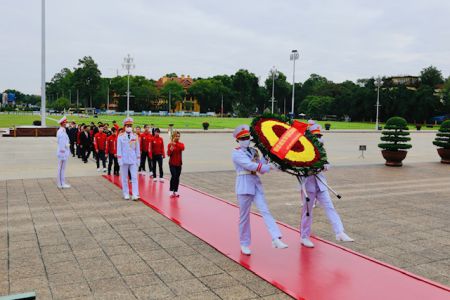 Ban Tổ chức Đại hội Thể thao toàn quốc lần thứ IX năm 2022 dâng hoa  tưởng niệm Chủ tịch Hồ Chí Minh