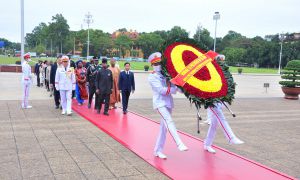 Phó Tổng thống Cộng hòa Liên bang Nigeria  vào Lăng viếng Chủ tịch Hồ Chí Minh