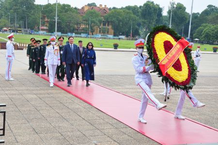 Bộ trưởng Bộ Quốc phòng Mông Cổ vào Lăng viếng Chủ tịch Hồ Chí Minh
