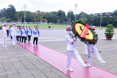 Đoàn xin lửa thắp đuốc của Đại hội thể thao Thủ đô lần thứ X dâng hoa, vào Lăng viếng Chủ tịch Hồ Chí Minh