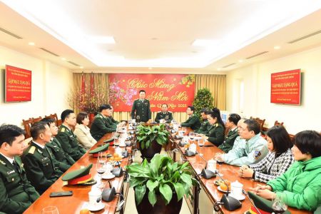 Ban Công đoàn Quốc phòng thăm đơn vị và tặng quà các công đoàn cơ sở làm nhiệm vụ trong dịp Tết Nguyên đán Quý Mão
