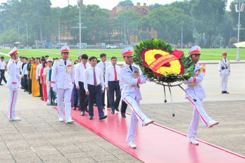Đoàn đại biểu thành phố Lào Cai báo công dâng Bác