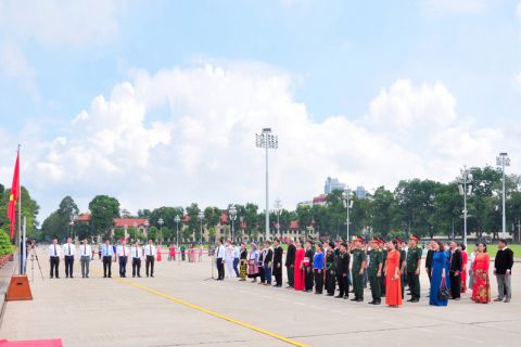 Đoàn đại biểu Tỉnh ủy Lào Cai báo công dâng Bác