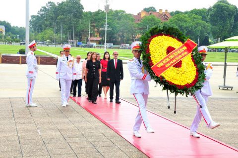 Phó Chủ tịch Quốc hội Cuba dâng hoa, vào Lăng viếng Chủ tịch Hồ Chí Minh