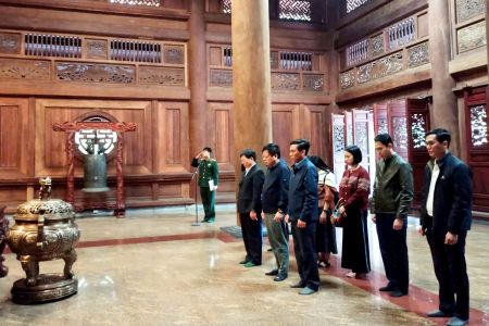 Đoàn đại biểu Quốc hội tỉnh Đắk Nông dâng hương tưởng niệm Chủ tịch Hồ Chí Minh