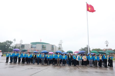 Tổng Liên đoàn Lao động Việt Nam báo công dâng Bác 