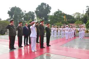 Đoàn Bộ trưởng Bộ Quốc phòng Cộng hòa Bê-la-rút dâng hoa tưởng niệm các Anh hùng liệt sỹ và vào Lăng viếng Chủ tịch Hồ Chí Minh