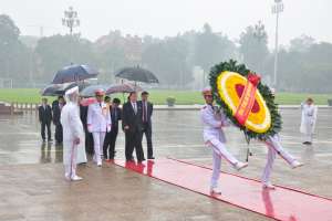 Đoàn đại biểu Chính phủ nước Cộng hòa Dân chủ Nhân dân Triều Tiên dâng hoa và vào Lăng viếng Chủ tịch Hồ Chí Minh