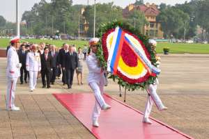 Đoàn đại biểu cấp cao Duma Quốc gia, Quốc hội liên bang, Liên bang Nga dâng hoa tưởng niệm Chủ tịch Hồ Chí Minh