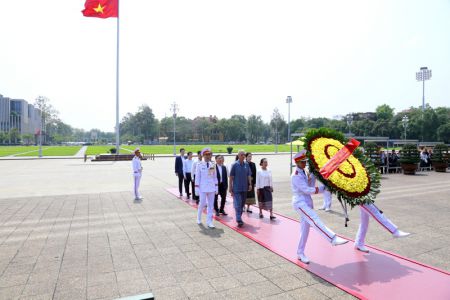 Đoàn Bí thư Thành ủy, Chủ tịch Hội đồng Nhân dân Thủ đô Viêng Chăn vào Lăng viếng Chủ tịch Hồ Chí Minh