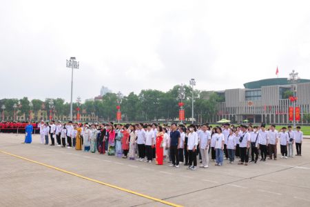 Trường Trung học Phổ thông Thanh Hà, tỉnh Hải Dương báo công dâng Bác